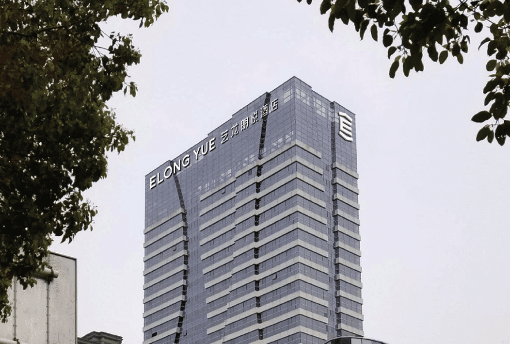 艺龙酒店楼顶发光字标识牌设计制作安装